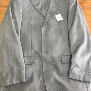 Lote siguiente: Traje de Vestir Gris Talle 52 Nuevo