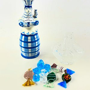 Lote siguiente: Figura de Porcelana con Gato y Centro de Cristal Tallado con Caramelos