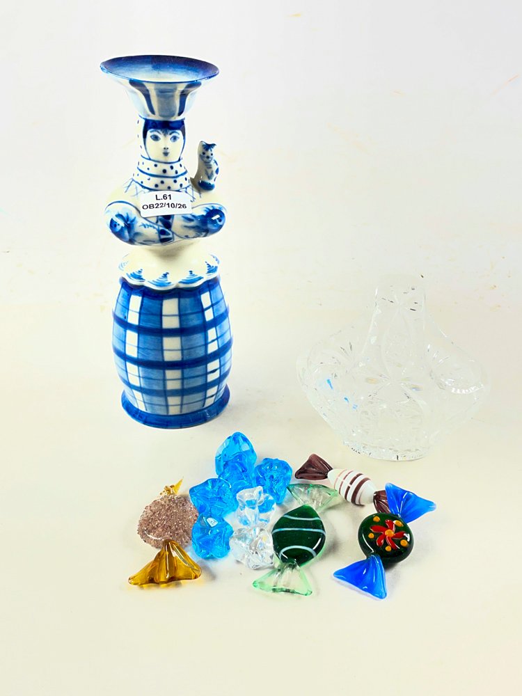 Figura de Porcelana con Gato y Centro de Cristal Tallado con Caramelos