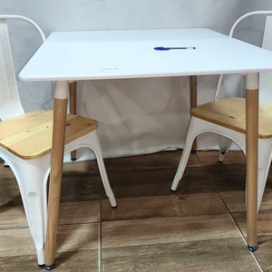 Juego Desayunador Estilo Eames: Mesa Laqueada Blanca 80x80cm con 2 Sillas Metálicas Tolix - imagen 3