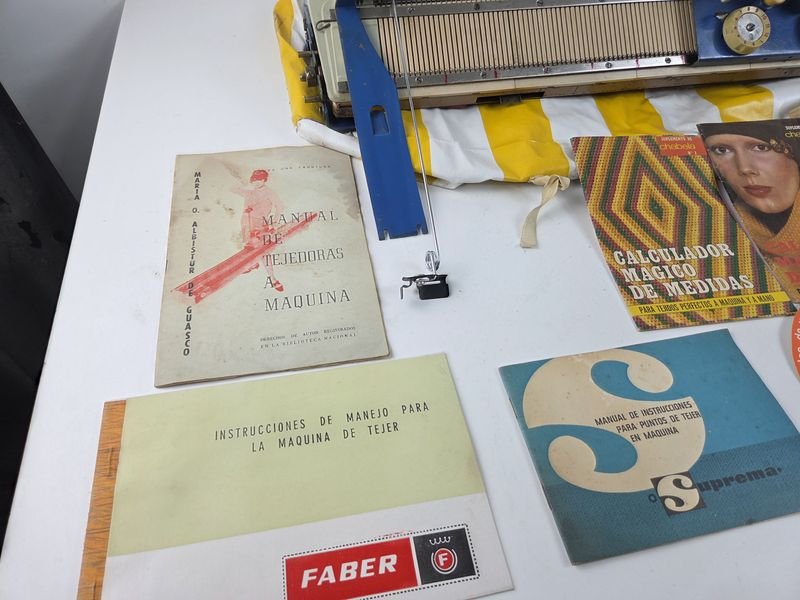 Máquina de tejer con forro de lona y cantidad de manuales y revistas de tejidos - imagen 5