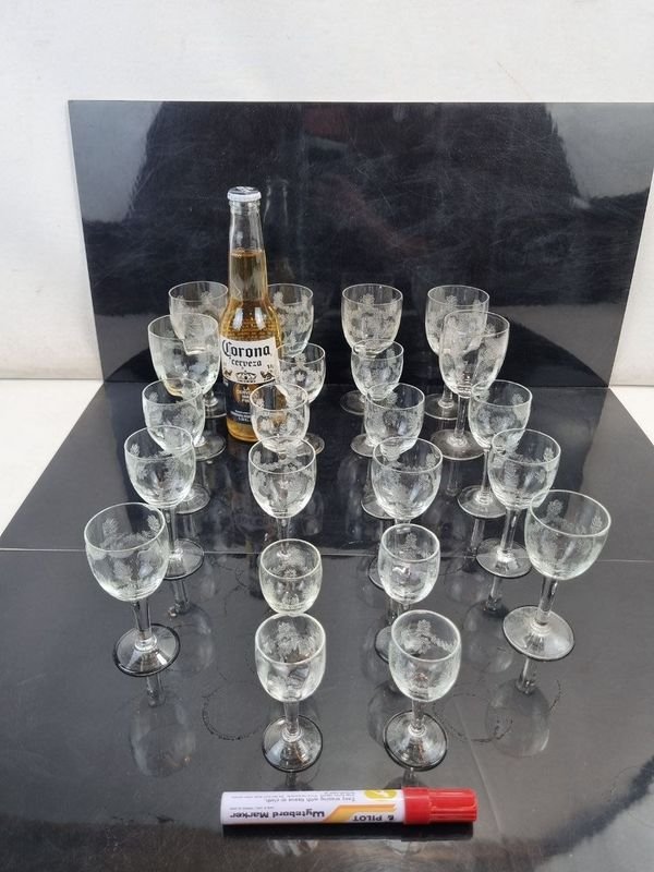 Colección de 22 Copas de Licor de Cristal Grabado