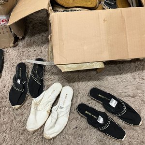 Lote de más de 60 pares de alpargatas con suela de yute, pantuflas y calzado variado - imagen 4