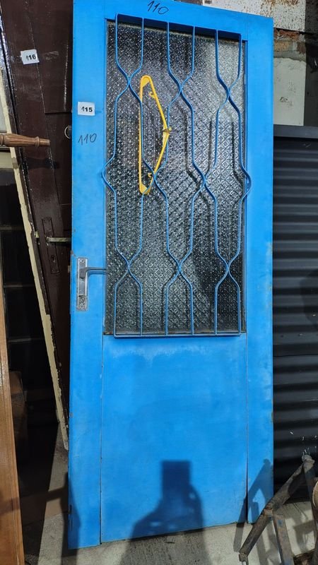 Lote siguiente: Puerta de chapa celeste con reja y vidrio