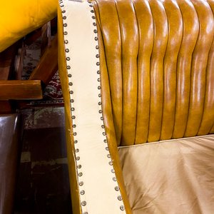 Sillón Chester Tapizado en Cuero y Tela Color Tostado - imagen 2