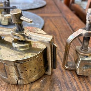 Lote de 3 Prensas Odontológicas Antiguas de Bronce y Metal - imagen 5