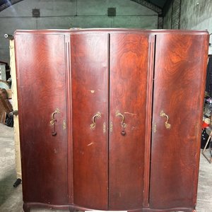 Ropero Antiguo de Madera Oscura con 4 Puertas y Tiradores Dorados - imagen 2