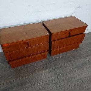 Lote siguiente: Par de Mesas de Luz de Madera con Cajones