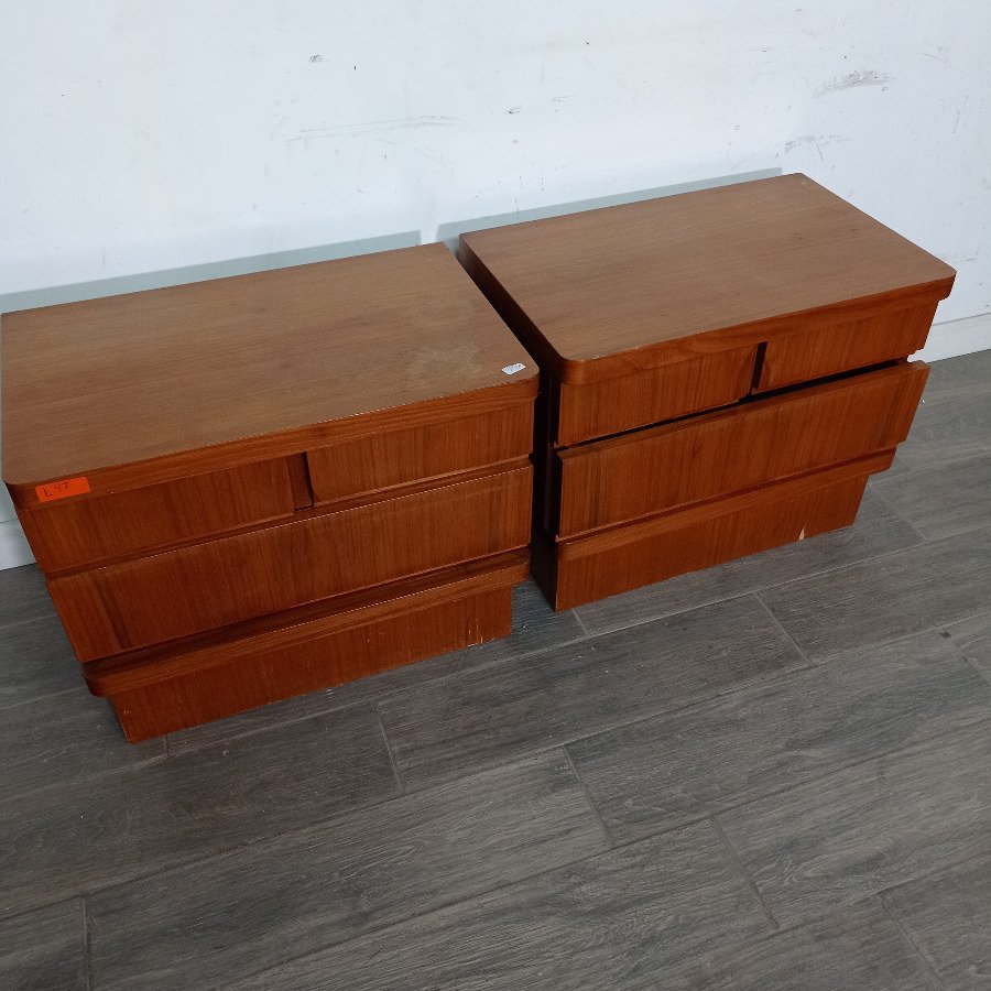 Par de Mesas de Luz de Madera con Cajones