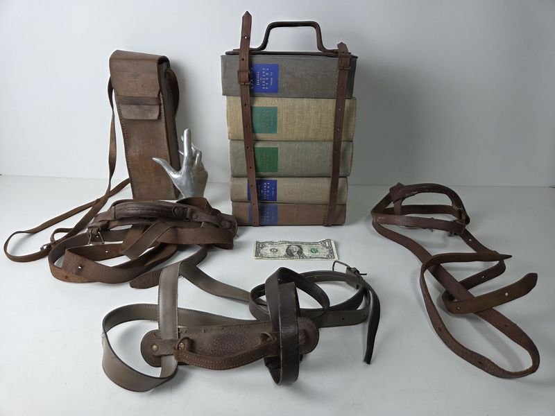 Lote anterior: Correas de cuero para libros y estuche en cuero