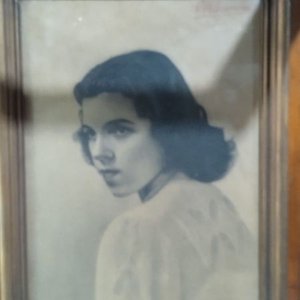 Lote anterior: retrato enmarcado de una mujer joven de perfil