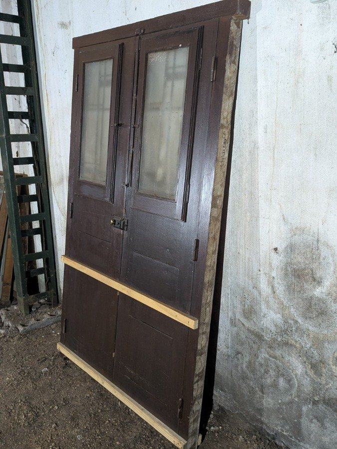Puerta de frente antigua en cedro con reja y marco de pinotea - imagen 8