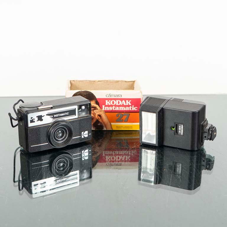 Lote siguiente: Cámara Kodak Instamática con Flash