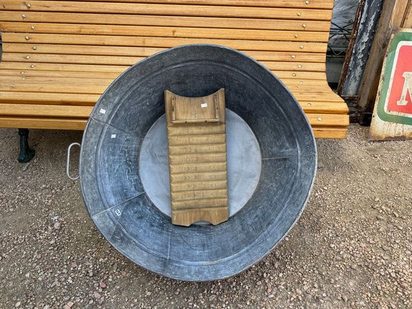 Tacho (070 diam x 0,33 alto) y tabla para lavar (0,23 x 0,53)