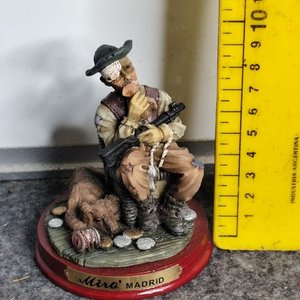 Figura de Resina: Cazador con Perro y Base de Madera "Miro Madrid" - imagen 2