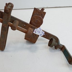 Antiguo Cargador de Cartuchos Metálico con Manivela y Óxido - imagen 1