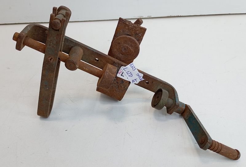 Antiguo Cargador de Cartuchos Metálico con Manivela y Óxido
