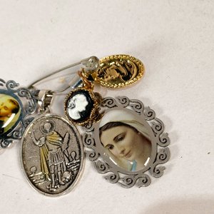 Lote de Cinco Dijes Religiosos y Vintage - imagen 2