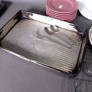 Lote de Vajilla y Utensilios de Cocina: Asadera, Platos, Fuente y Termo Mercedes-Benz - imagen 3