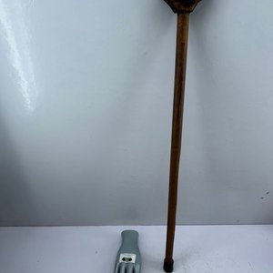 Lote siguiente: Baston de Madera con Empuñadura Curva y Punta de Goma
