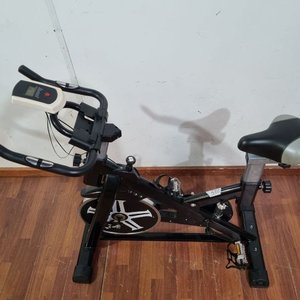 L 502 - Moderna bicicleta de spinning con estructura de hierro y volante de inercia cromado (Medidas 48x101x95cm) - Funciona - imagen 2