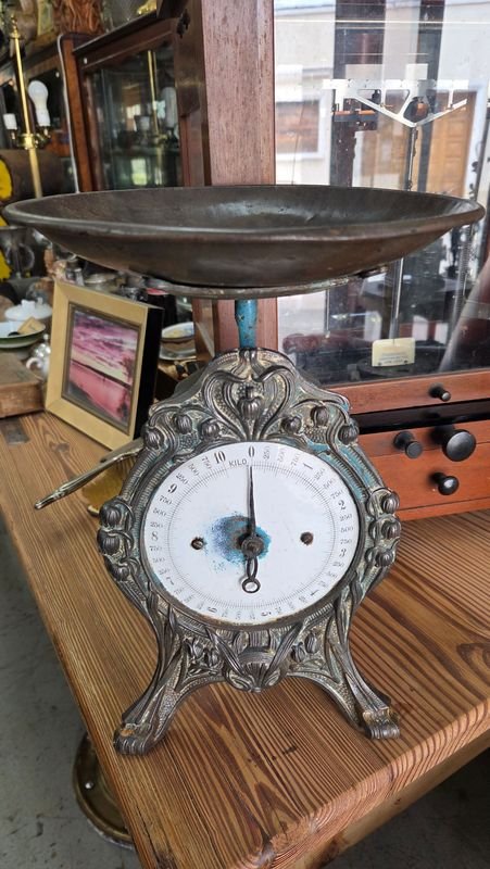 Balanza Antigua de Cocina con Plato Metálico Ornamentado - imagen 1
