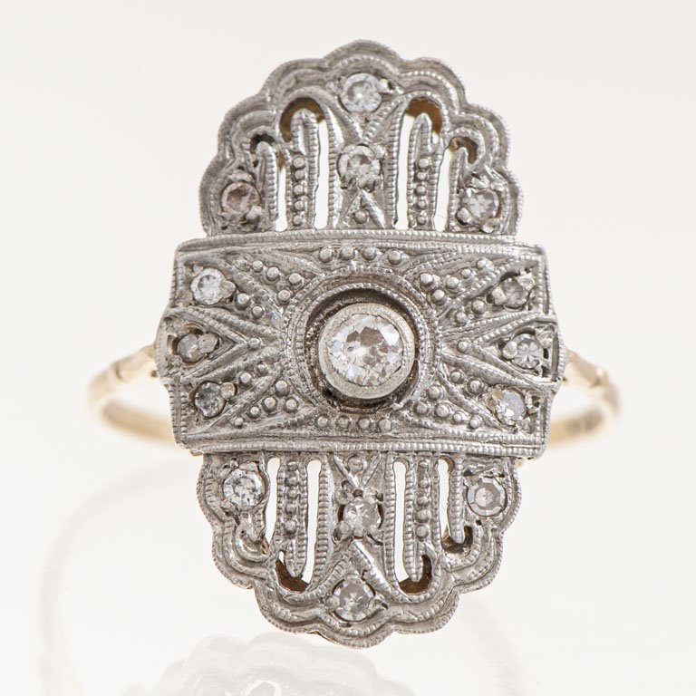 Lote siguiente: Anillo de oro con brillantes