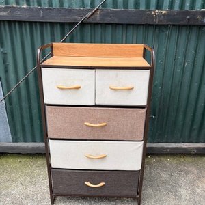 Lote siguiente: Cómodo Mueble con Cajones de Tela y Madera