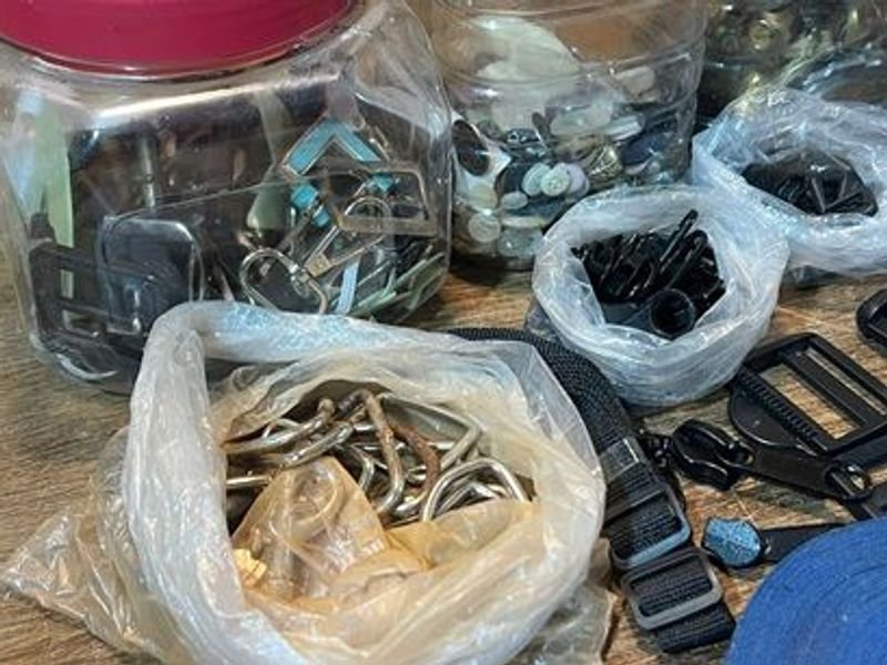 Colección de accesorios y herramientas para modistas - imagen 2