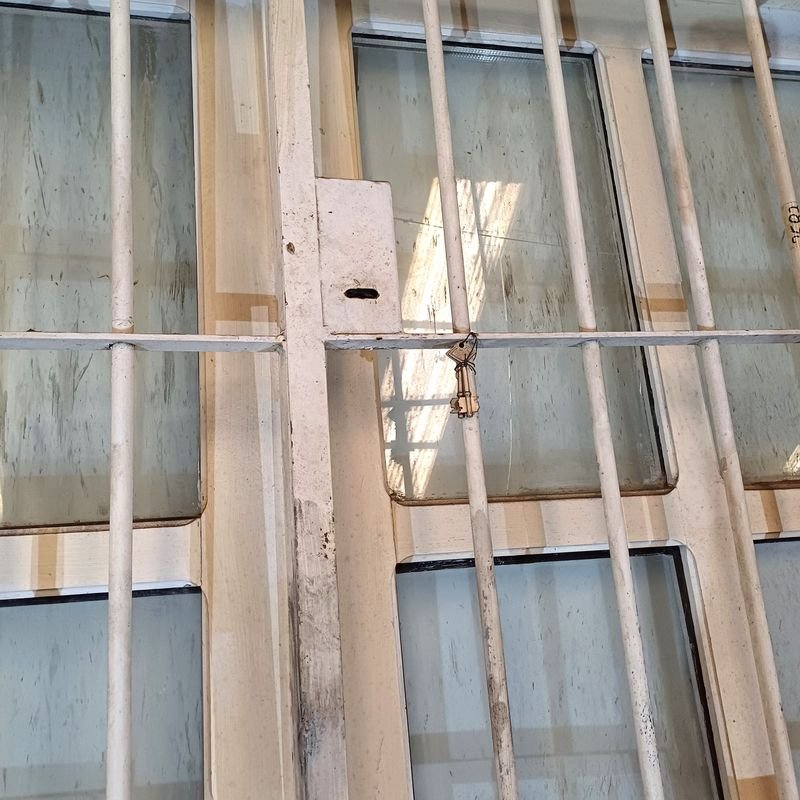 Puerta de dos hojas batientes en cedro con diseño de tablero y vidrio - imagen 7