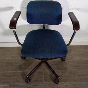 Lote siguiente: Silla de Escritorio Giratoria Azul con Apoyabrazos Marrones
