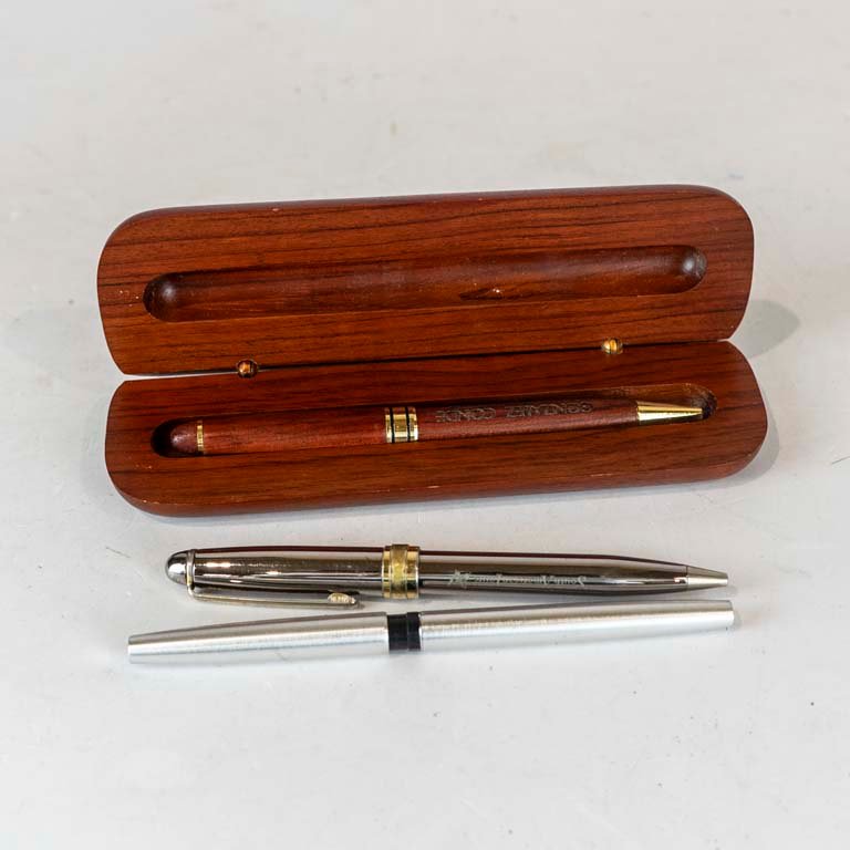 Lote siguiente: Lapiceras de escritura con estuche de madera y accesorios