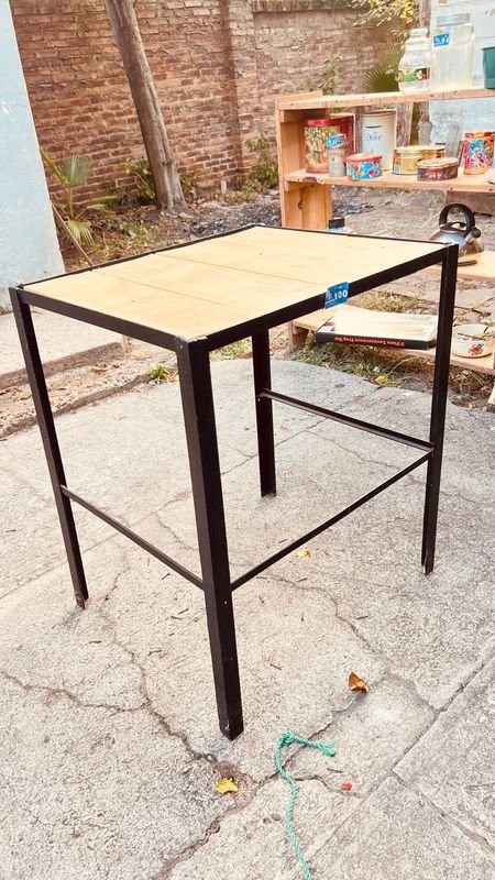 MESA DE HIERRO TAPA MADERA - imagen 3