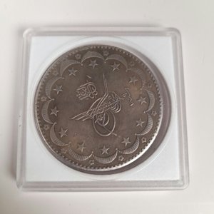 Moneda Antigua Árabe con Inscripciones y Diseño Ornamental - imagen 3