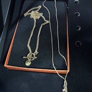 Lote siguiente: Collar Dorado con Dije Circular y Cierre T, Estilo Moderno
