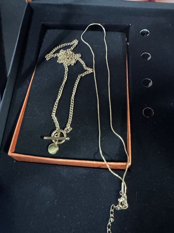 Collar Dorado con Dije Circular y Cierre T, Estilo Moderno