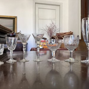 Lote de 7 Copas y Vasos de Vidrio Tallado y Grabado - imagen 4