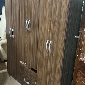 Lote anterior: Ropero de madera con 5 puertas y cajón