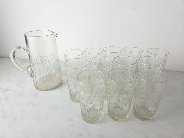 Jarra y 12 vasos tallados de cristal