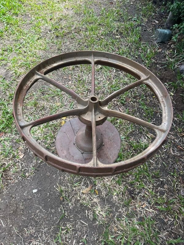 Lote anterior: Mesa de jardín de hierro y madera con rueda de carro y tapa de vidrio
