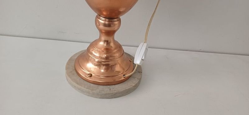 Portatil de cobre con base de mármol y portalámpara de bronce - imagen 2