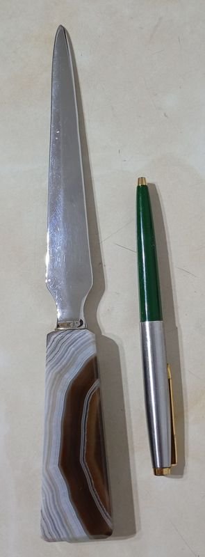 Lote siguiente: Cuchillo decorativo con mango de ágata