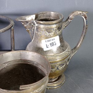 Lote de 8 piezas de platería: hielera, jarritos, centro de mesa y más - imagen 4