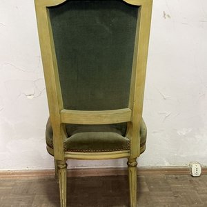 Silla Clásica de Madera con Tapizado Verde y Detalles Dorados - imagen 3