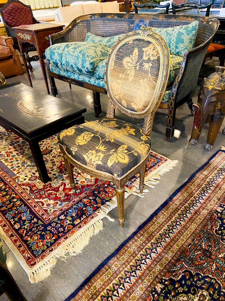 Lote de Muebles y Decoración Oriental: Mesa, Sillas y Alfombras