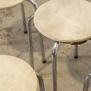 Juego de 4 Banquetas Redondas Tapizadas con Patas Cromadas - imagen 3