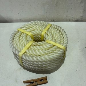 Lote siguiente: Rollo de Cuerda Blanca con Pinza de Madera