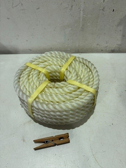 Rollo de Cuerda Blanca con Pinza de Madera