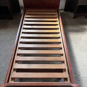 Lote siguiente: Cama de 1 plaza de madera con respaldo de mimbre