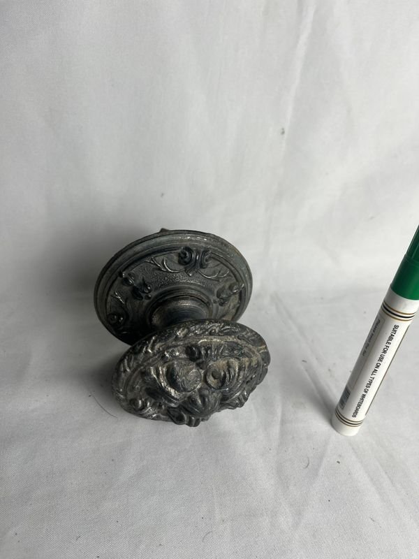 Manotón de bronce: Un objeto de metal con diseños intrincados - imagen 3